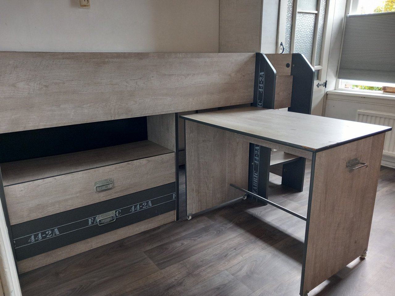 Half-hoogslaper met buro