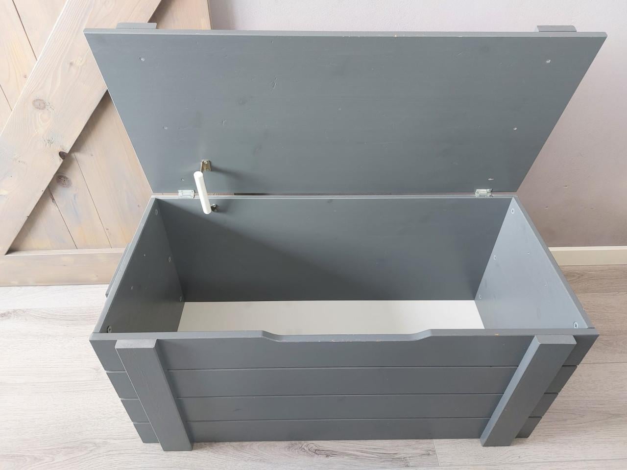 Kledingkast en speelgoedkist van Woood Dennis