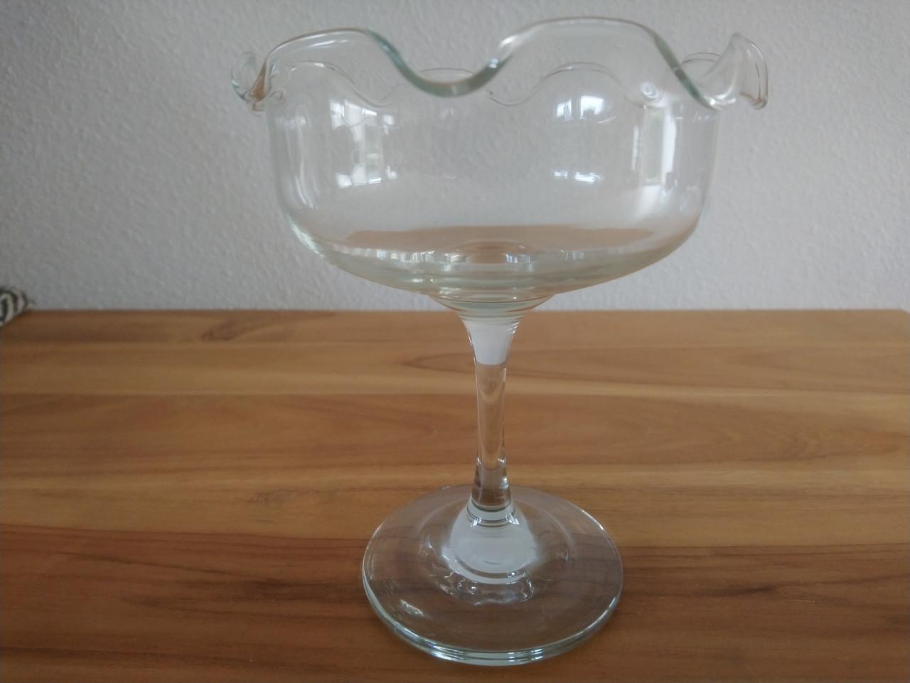 Glazen schaaltje op voet