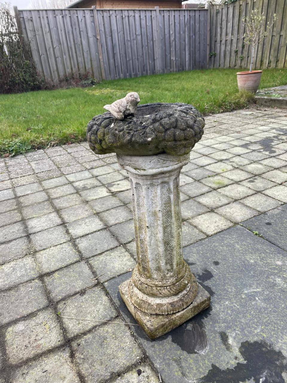 Vogeldrinkbak met betonnen voet