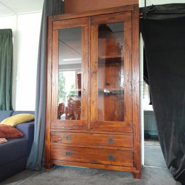 Eettafel met bijbehorende salontafel en 2 kasten