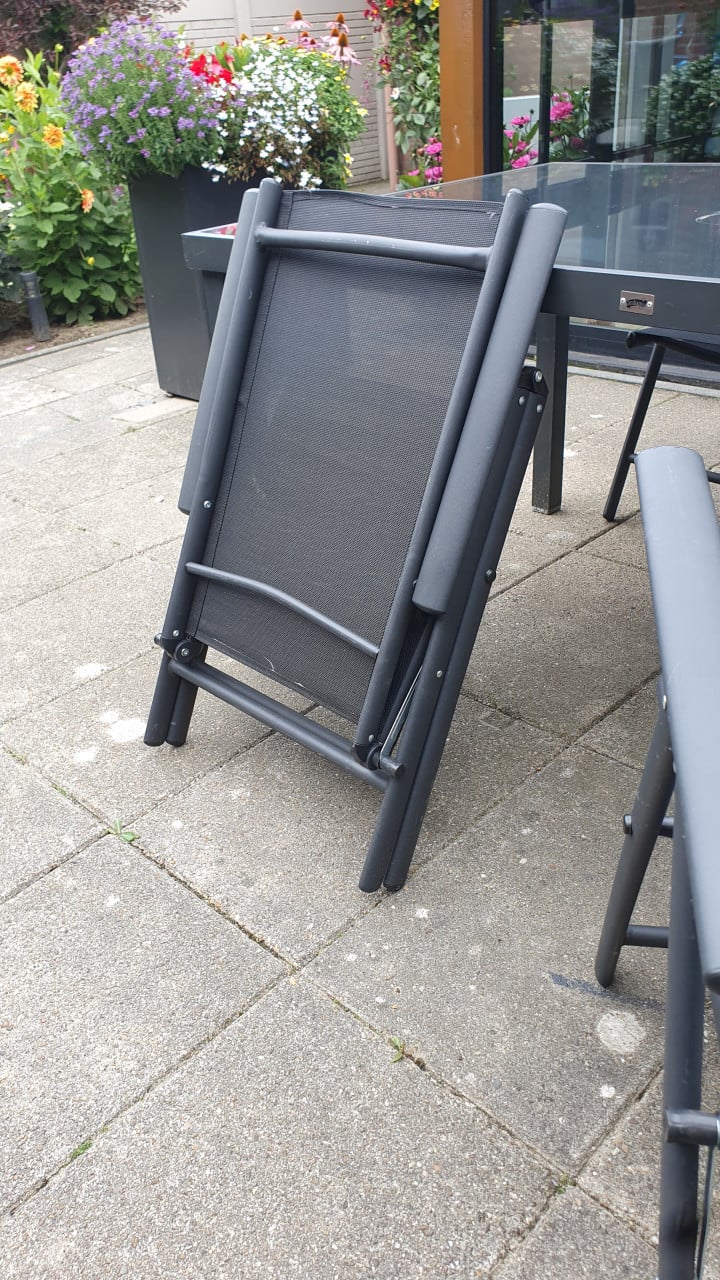 Vier keurige lichtgewicht stoeltjes, weinig tot niet gebruikt. mat zwart.