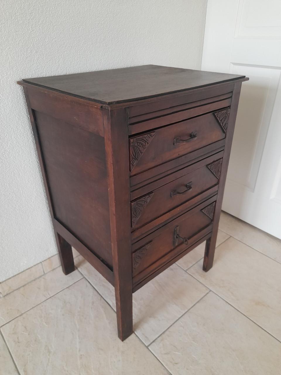 Leuk antiek kastje 42 x 51 x 77 ( in goede staat )