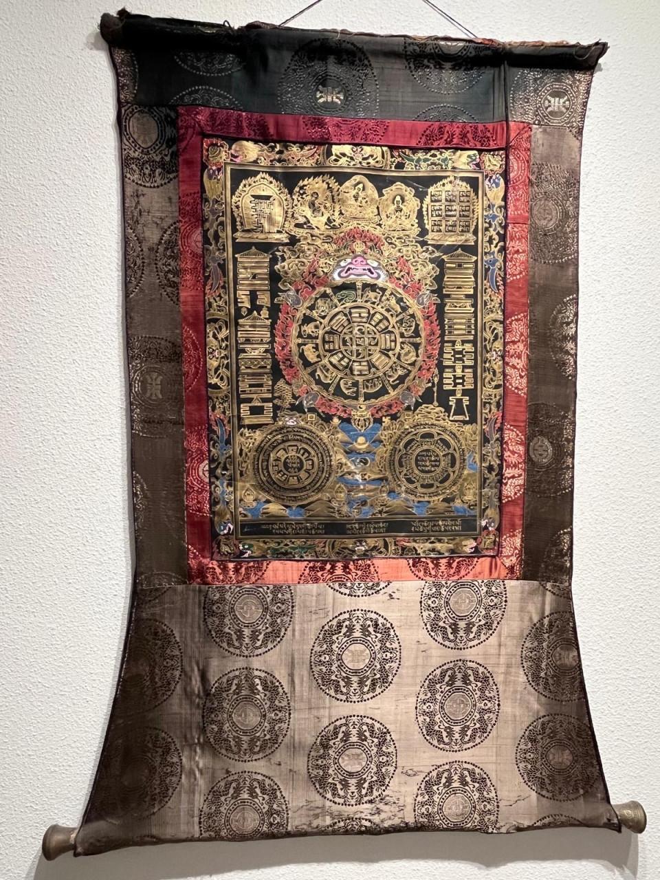 Veel tibetaanse en boedistische objecten.