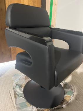 2 zwarte kapperstoelen