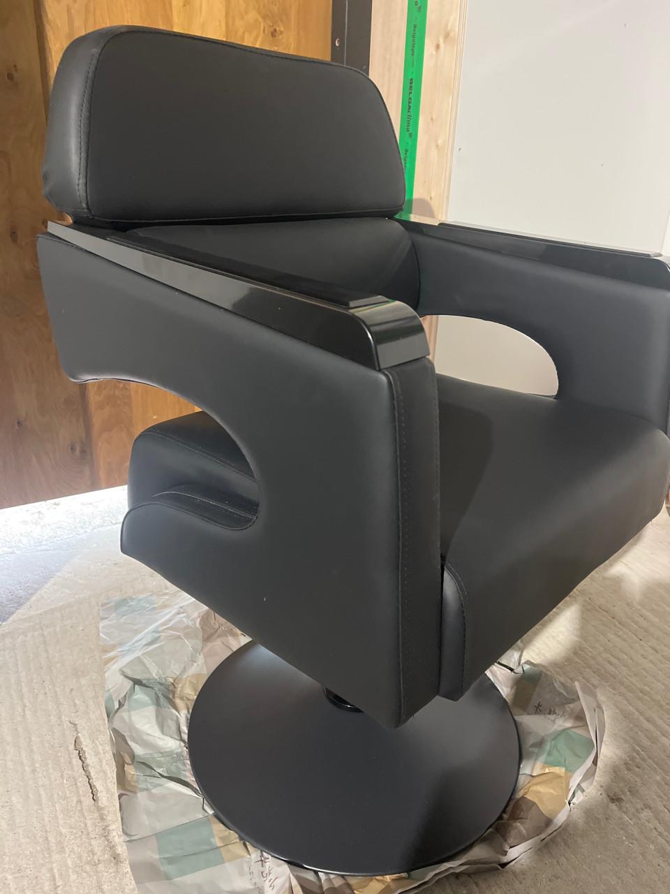 2 zwarte kapperstoelen