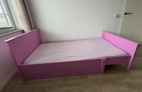 Verstelbaar bed IKEA met lade en matras