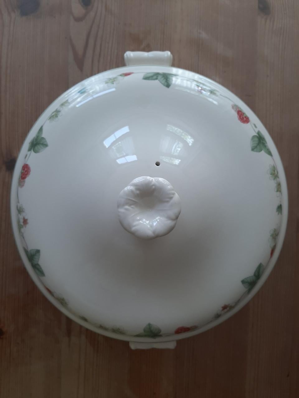 WEDGWOOD RASPBERRY - SERVEERSCHAAL MET DEKSEL - DIA SCHAAL 21 CM