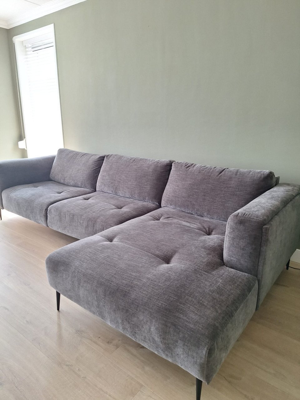 Mooie grijze bank met chaise longue van merk Bellus (model Nice)