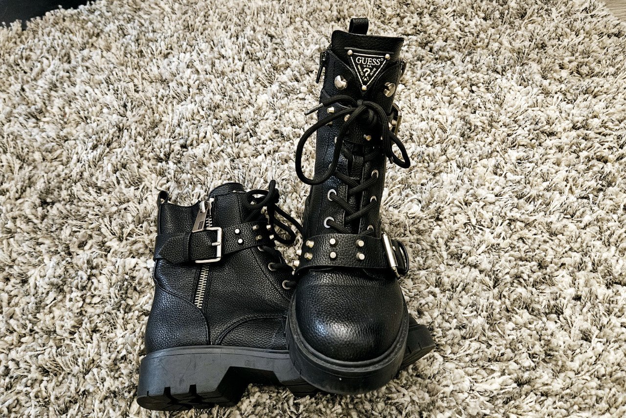 Zwarte GUESS veterlaarzen met gespen en studs
