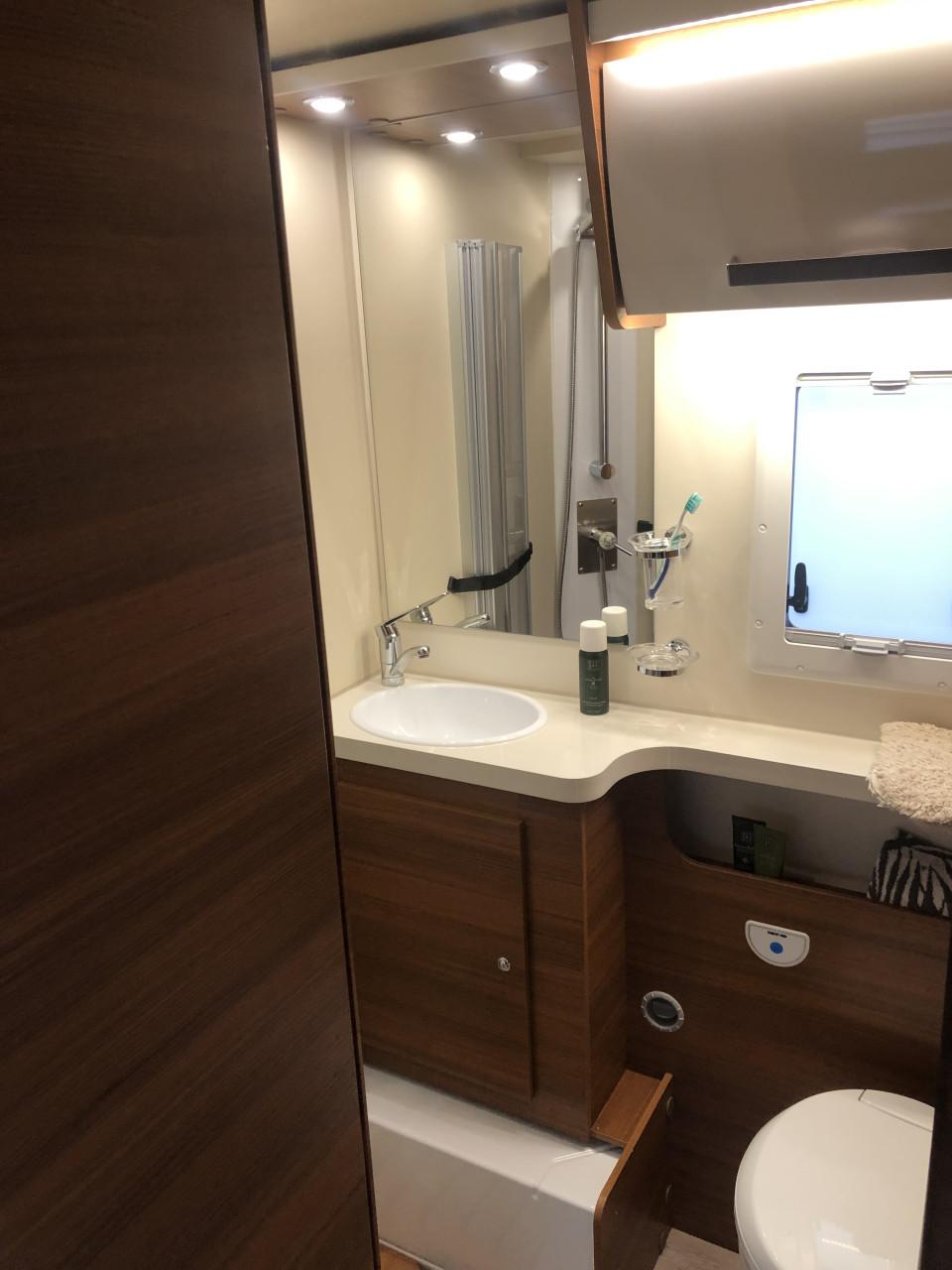 Camper elnagh baron 565 lengtebedden