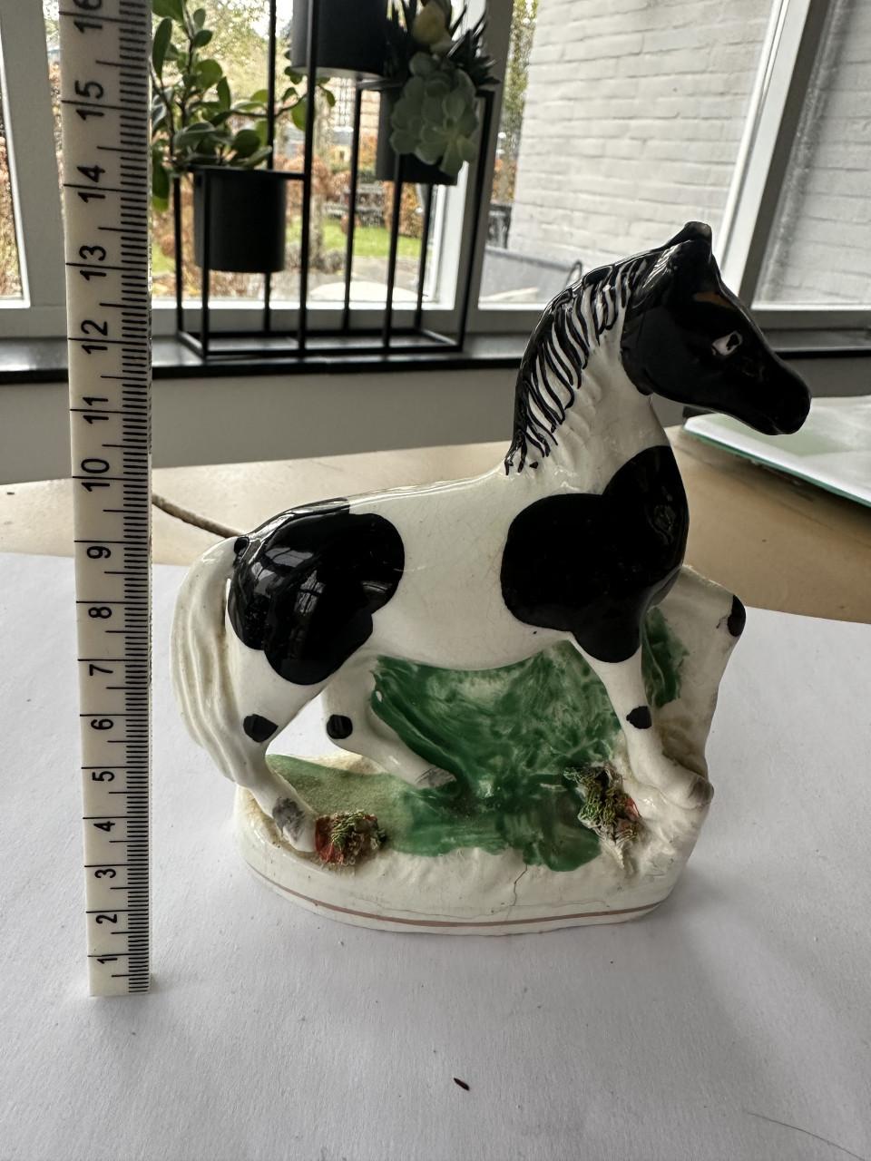 Diverse antieke borden en beeldjes