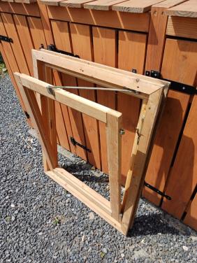 Houten draai/kiepraam zonder glas