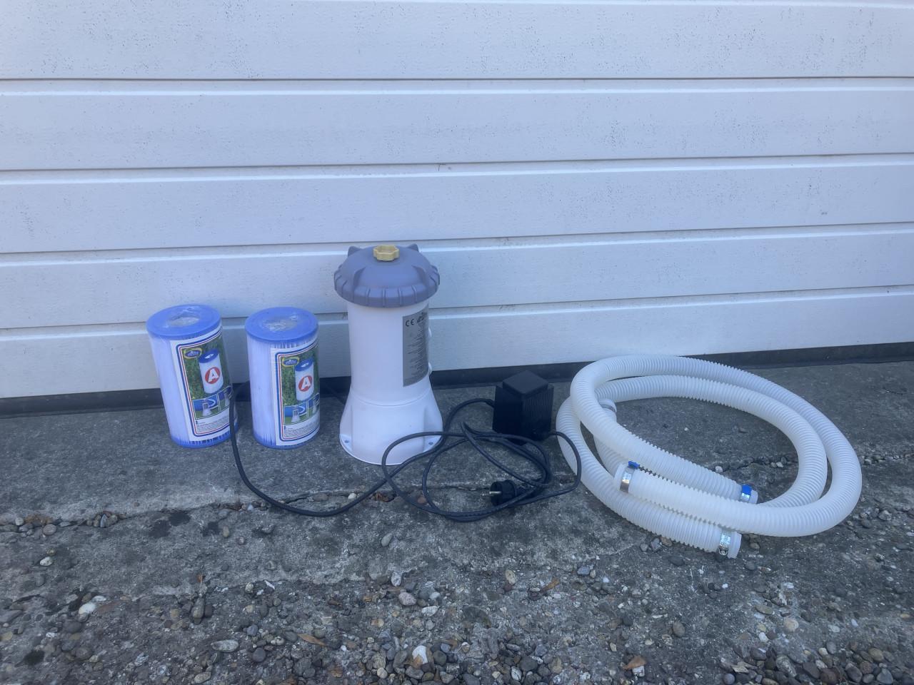 Rond zwembad met filterpomp