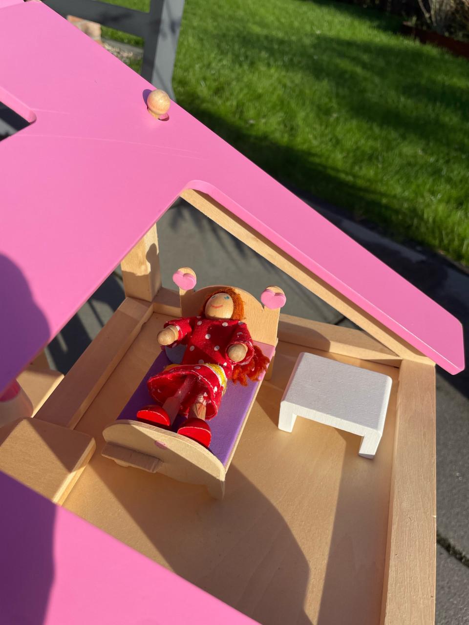 Houten poppenhuis met meubels en 4 poppetjes