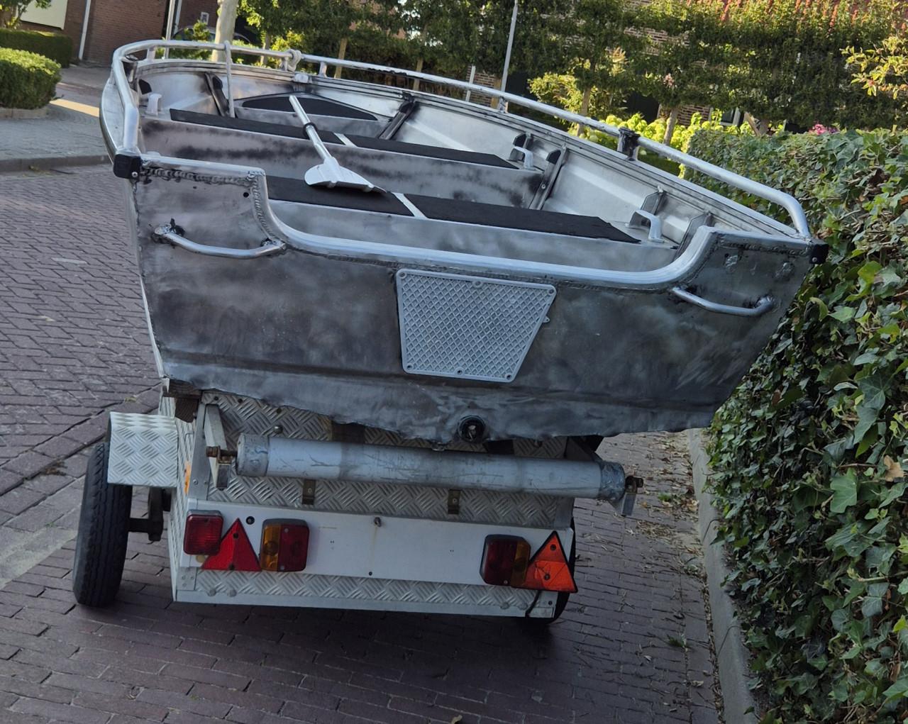 Aluminium boot met trailer en buitenboordmotor