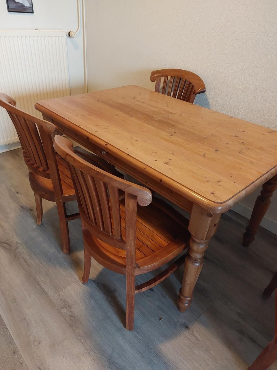 Eettafel en eetkamerstoelen
