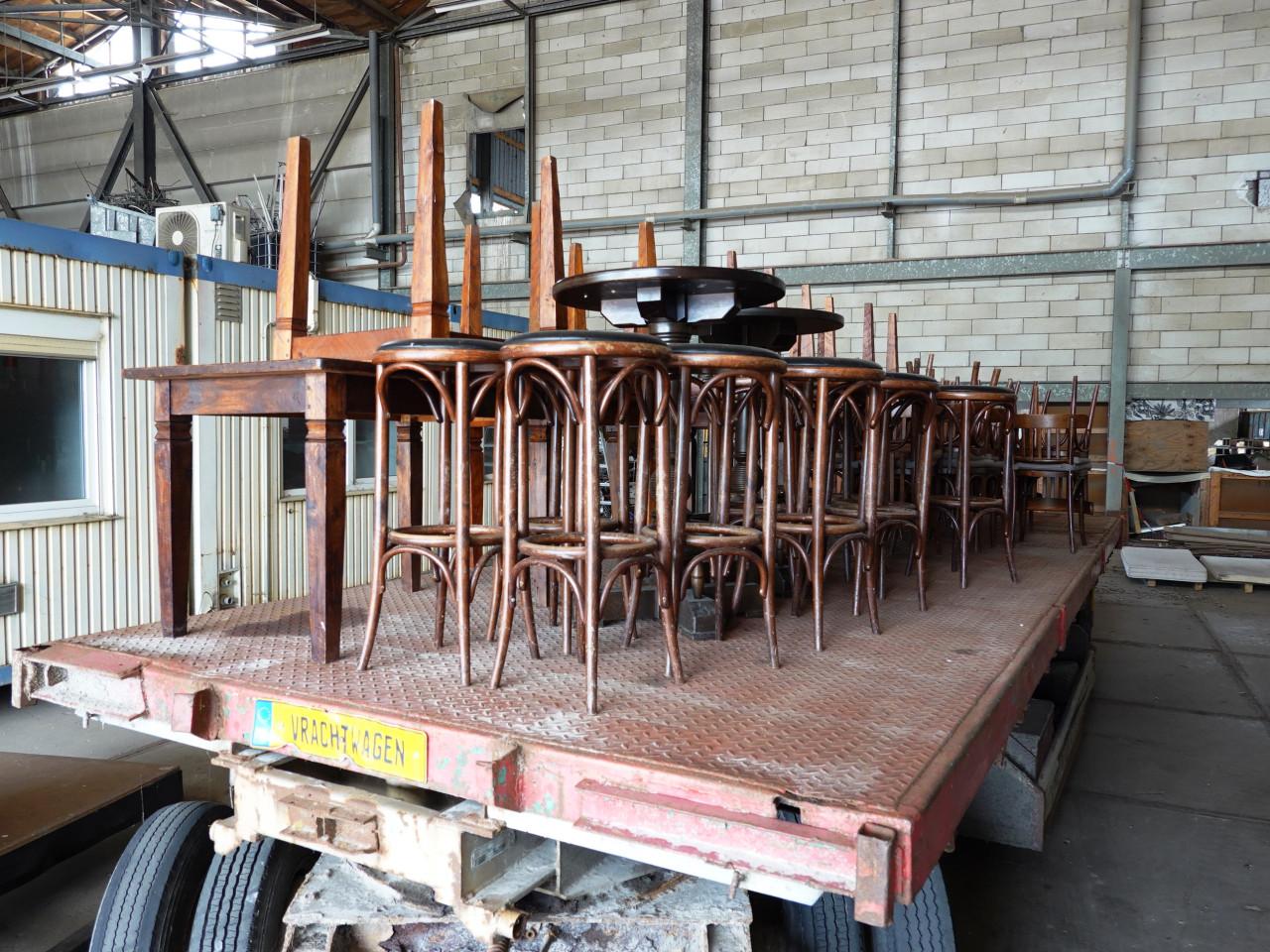 Partij horeca meubilair houten tafels, stoelen, bartafels, barkrukken