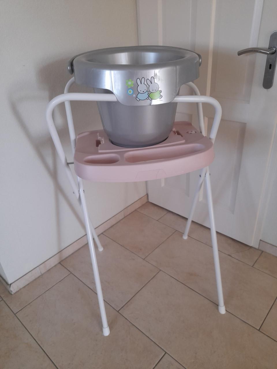 Bad +standaard + inzet + tummietub  (in goede nette staat )