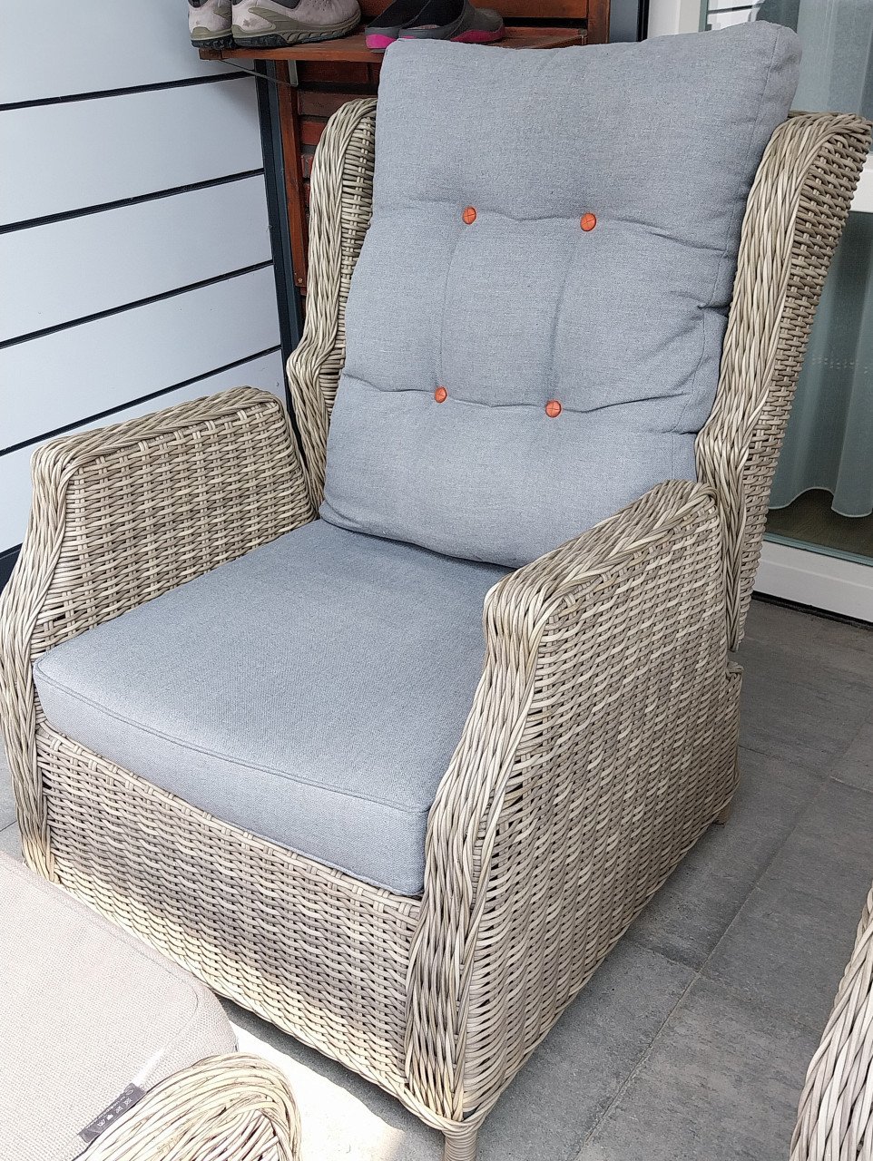 2 lounchstoelen met hockers
