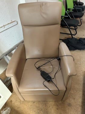 Relax fauteuil/ binnendeuren en een zwarte glazen tafel