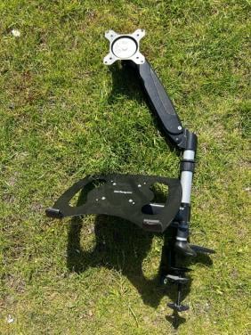 Beeldscherm met laptop beugel