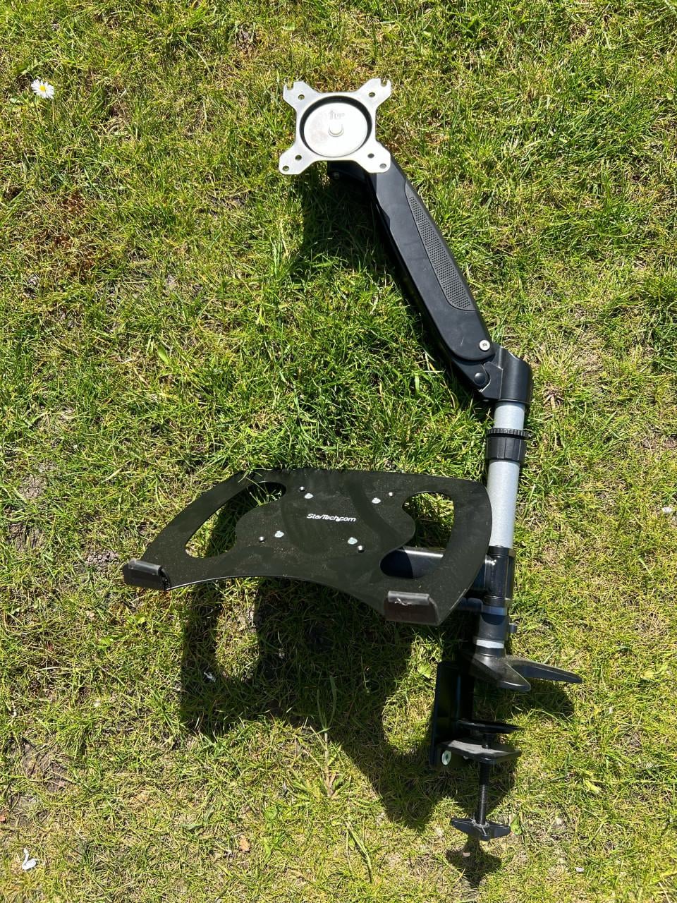 Beeldscherm met laptop beugel