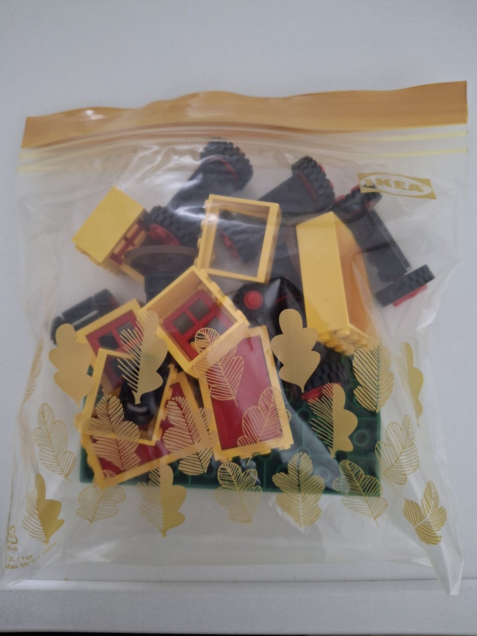 Diverse lego onderdelen: ramen, deuren, wielen
