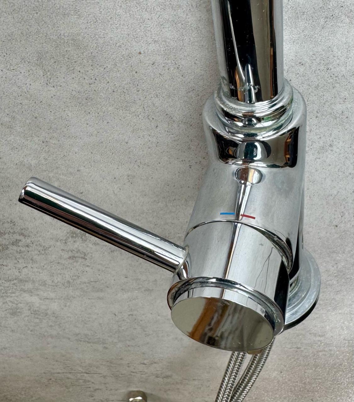 2 Gröhe wstafelkranen en 1 douchekraan en badhanddoek ophangring