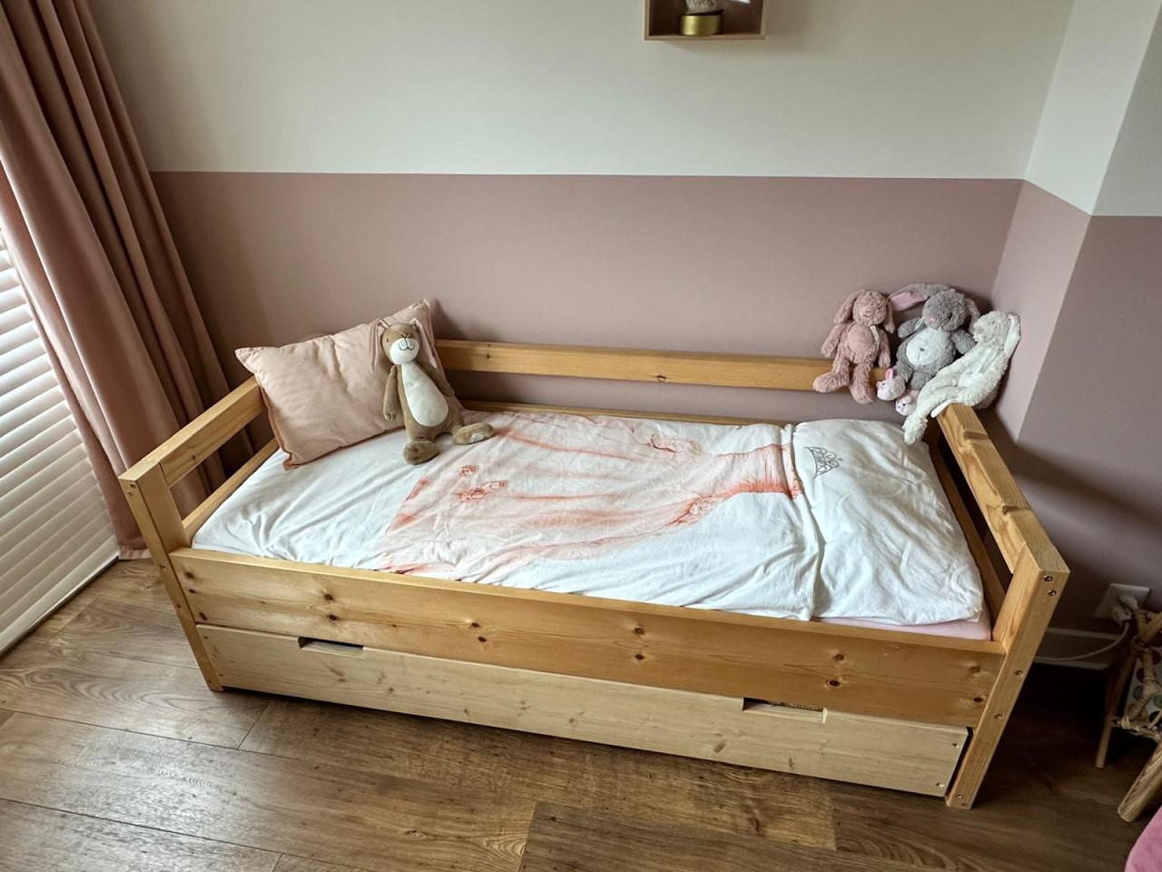 Junior bed met onderschuiflade en uitvalplankje