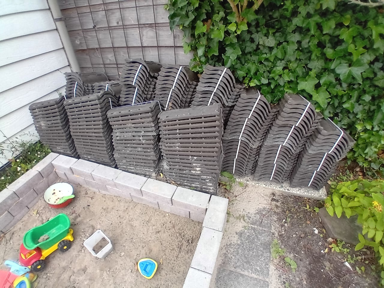 Dakpan monier 300 stuks + 6 kantpannen. nieuw.