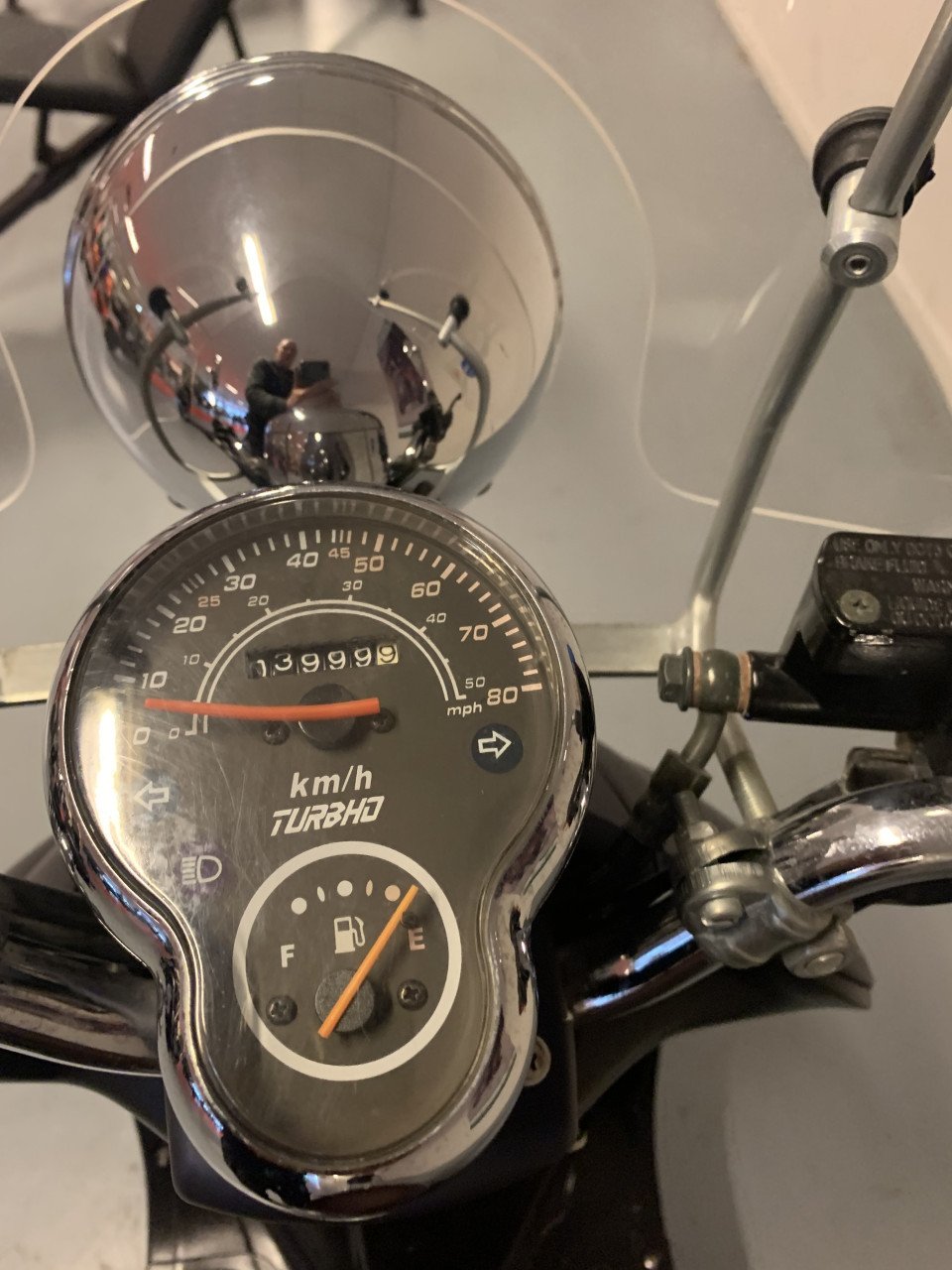 RETRO SCOOTER MET WINDSCHERM 25KM NU 649,= RIJKLAAR