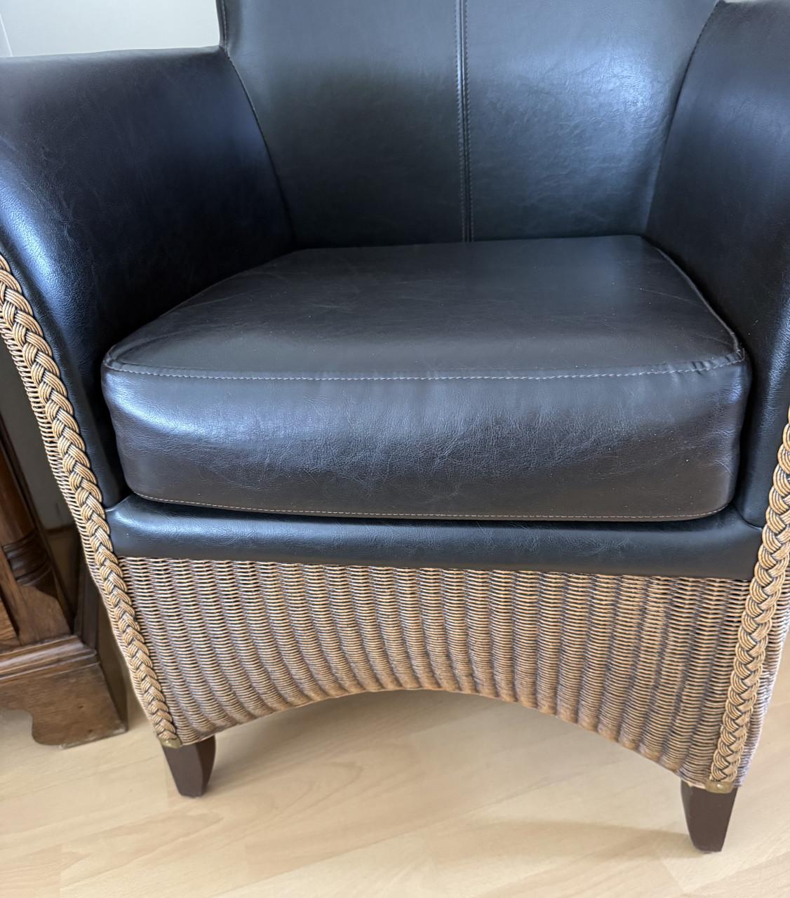 Loom Fauteuil Engelse stijl / Leder en Loom vlechtwerk met goede zithoogte.