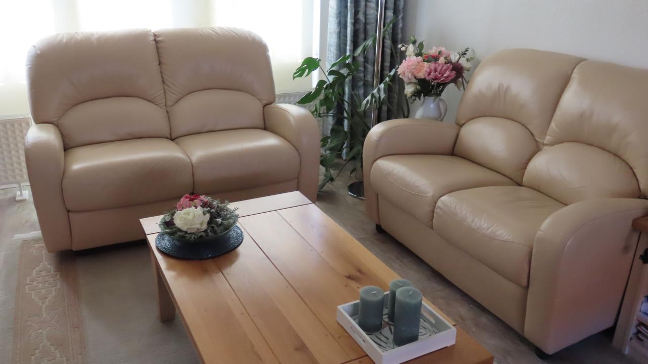 Twee Bankjes leer, waarvan èèn met relaxzit Koopje