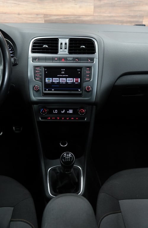 Volkswagen Polo 1.0 trendline | pdc | airco | navi | 17" |