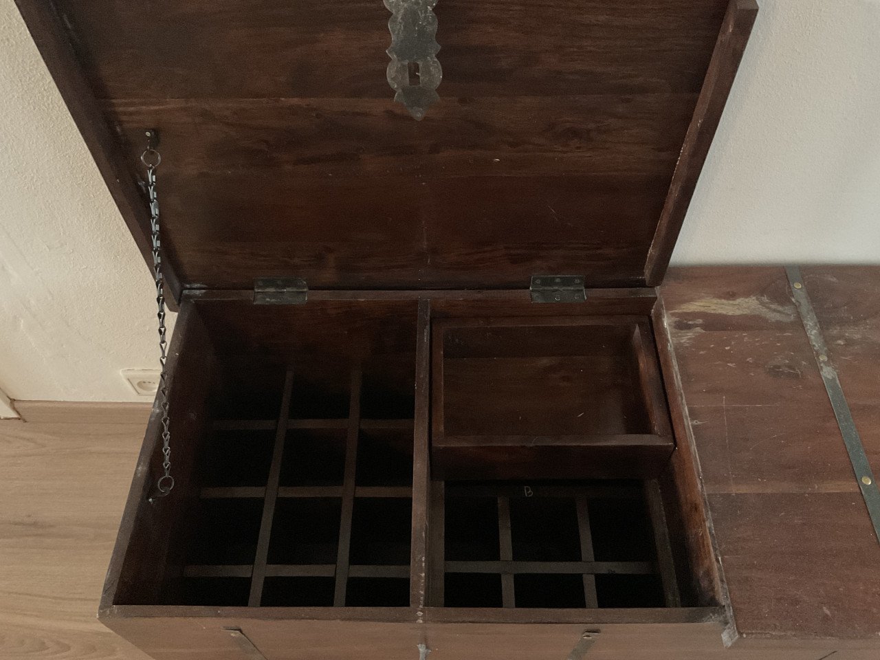 Koloniale houten kist / salontafel met opbergruimte