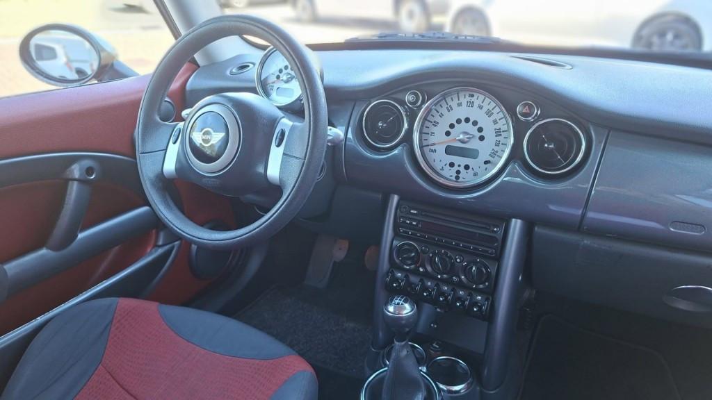 Mini 1.6 Cooper Pepper Sportief bj:2004 airco lm-velgen