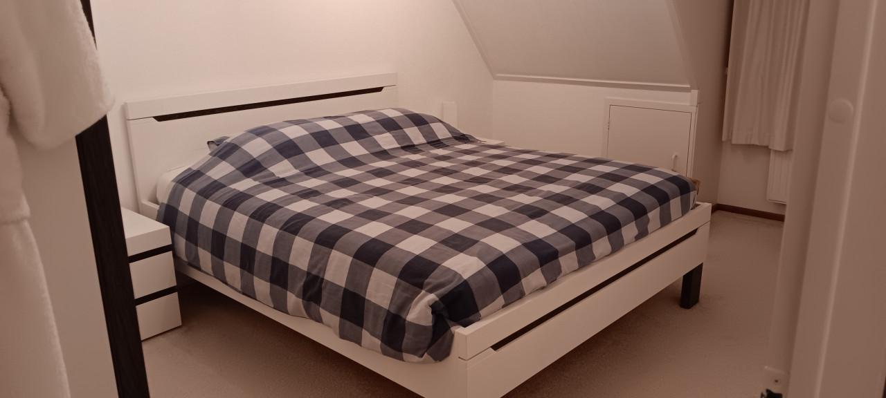 NETTE COMPLETE SLAAPKAMER (MATRAS, LATTENBODEM, NACHTKASTJES, KAST)