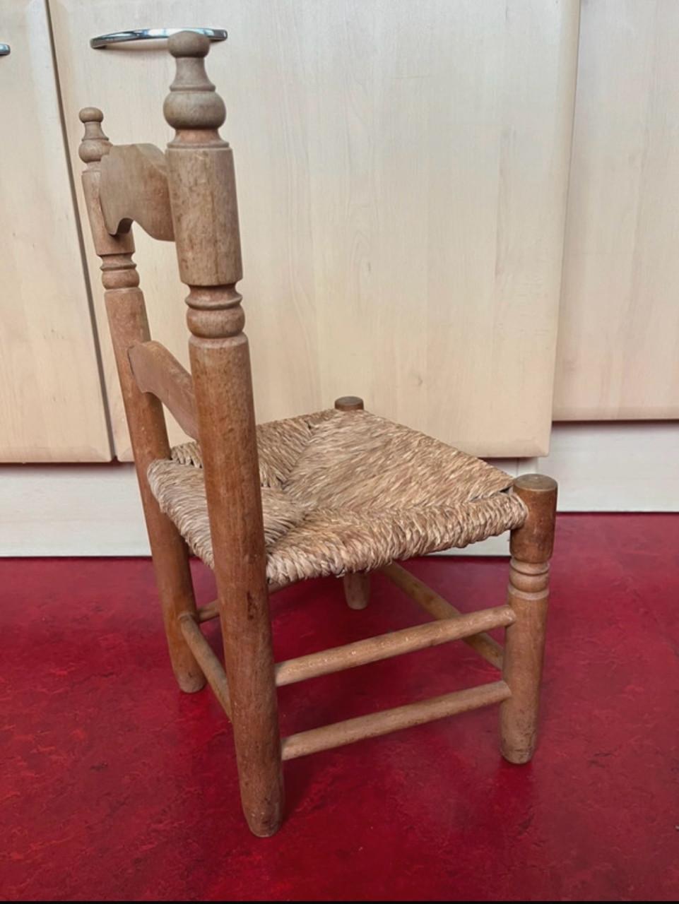 Kleuterstoeltje. Riet/hout