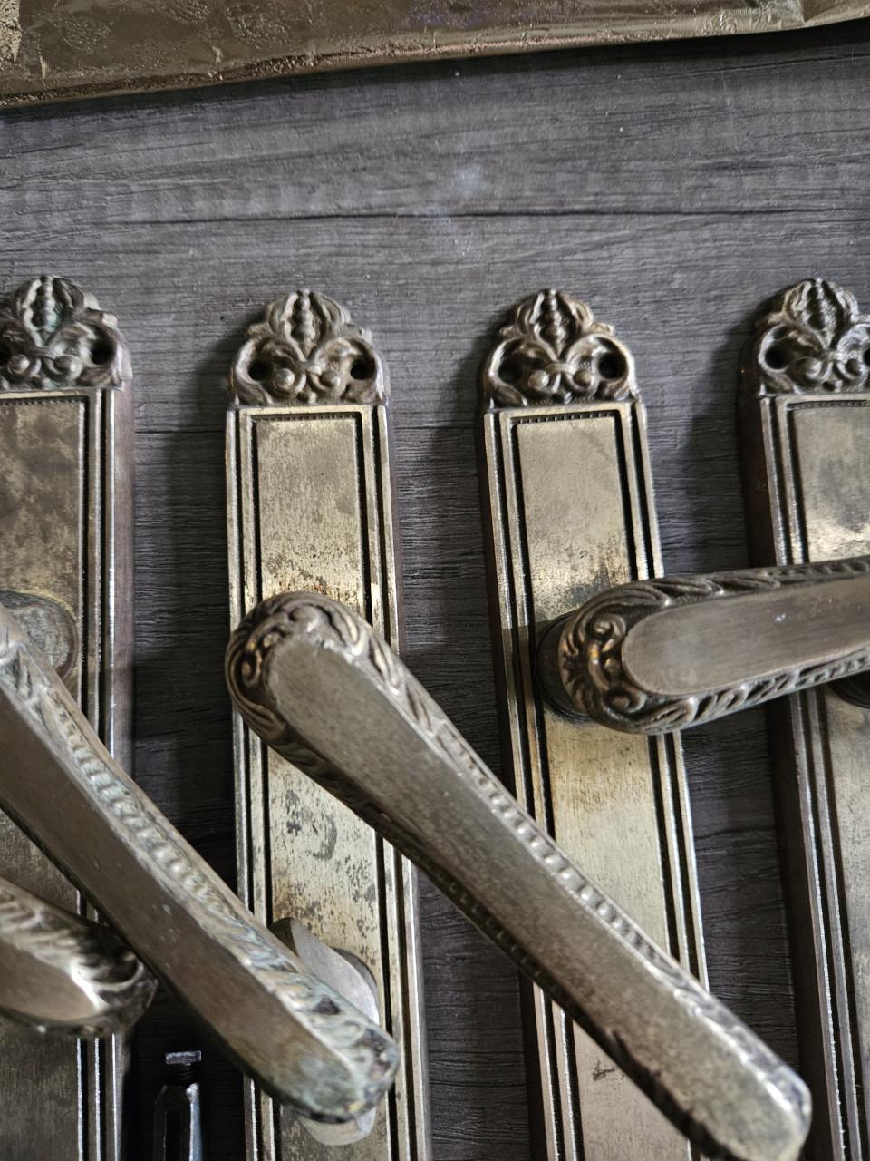 4 x antieke italiaanse deurbeslag met klinken, zijn compleet