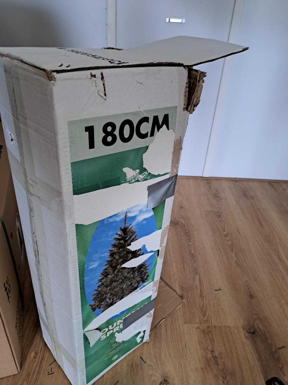 Kunstkerstboom 180 cm hoog alvast in huis voor 2026!