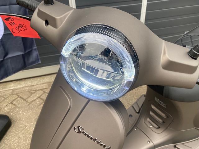 Direct leverbaar nieuwe Santini Capri Vespa scooters actie  1729 klaar
