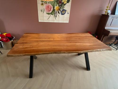 Acaciahouten eettafel 200x100 cm met stalen kruispoot