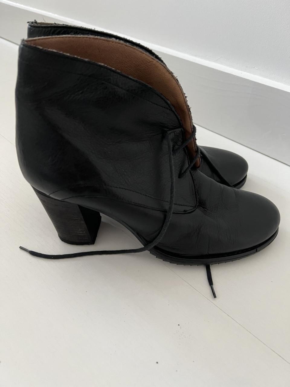 Laars laag met hak zwart mt 39