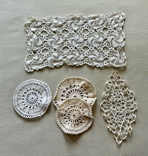 Diverse zeer fijn hand-gehaakte kleedjes