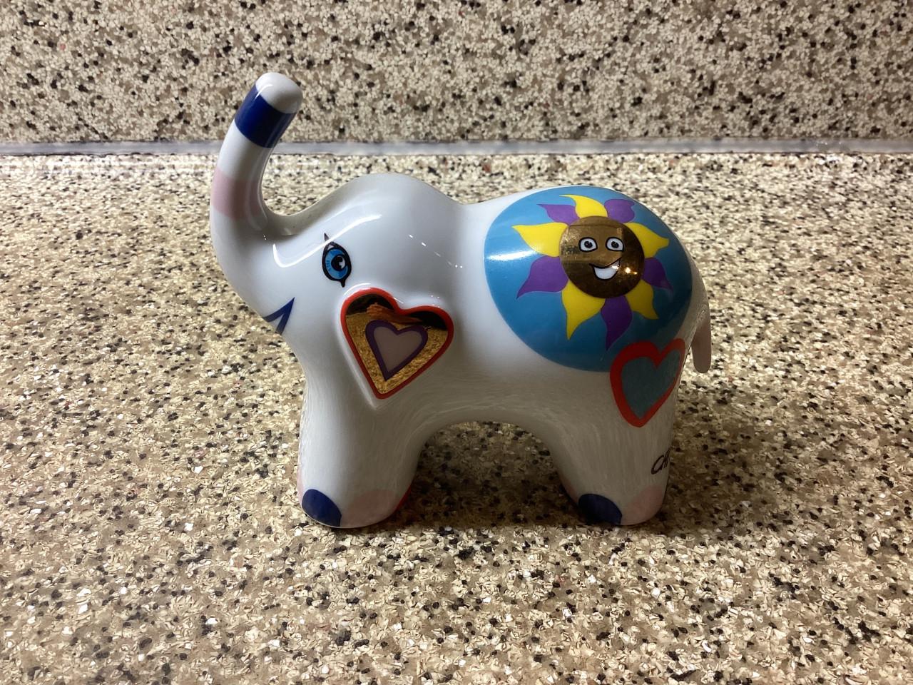 Porceleinen olifantje. Kunstenares: Corrie Ammerlaan- van Niekerk.