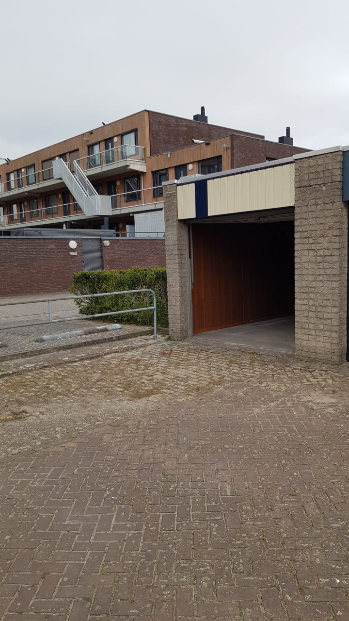 Te huur: zeer ruime garagebox. 7,70x2,95 mtr. Ook zij-ingang. Terneuzen.