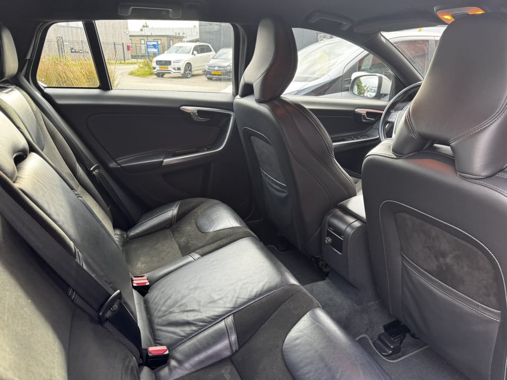 Volvo V60 2.0 t3 r-design | trekhaak | on-call | 18" lmv