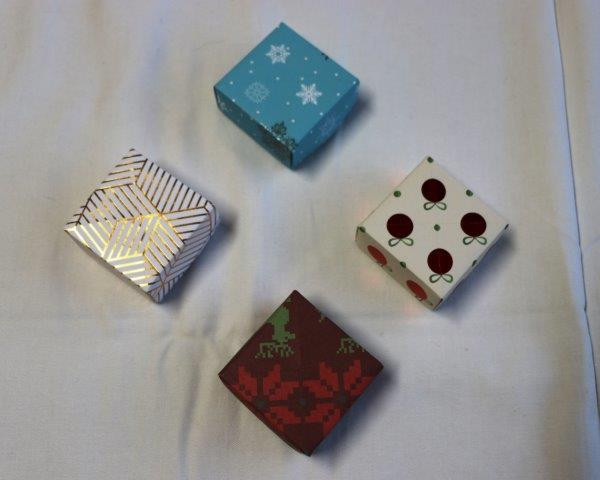 Origami doosje Bodem en deksel zijn gevouwen Klein: 5,5 x 5,5 cm €.1,00 Tot