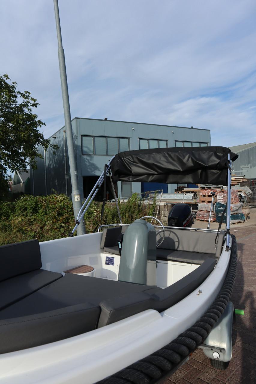 Nette boot met Mercury 20 pk buitenboordmotor en Marlin trailer